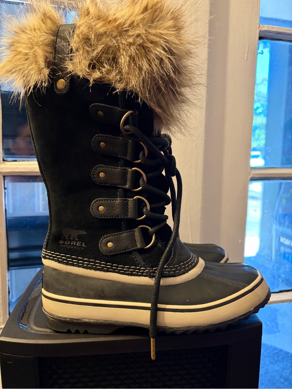 Sorel Black and Tan Faux-Fur Trim Waterproof Lace Winter Boots women’s size 6